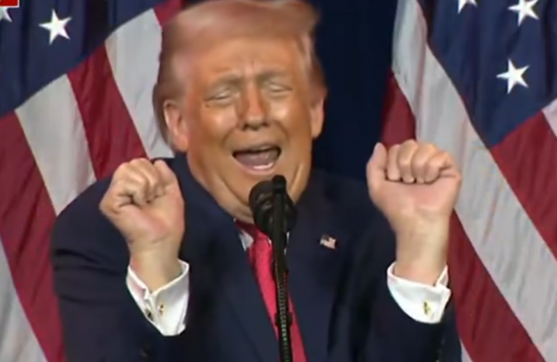 لقطة واحدة تشعل الجدل… ترامب يقلد من متحوّل جنسي (فيديو)