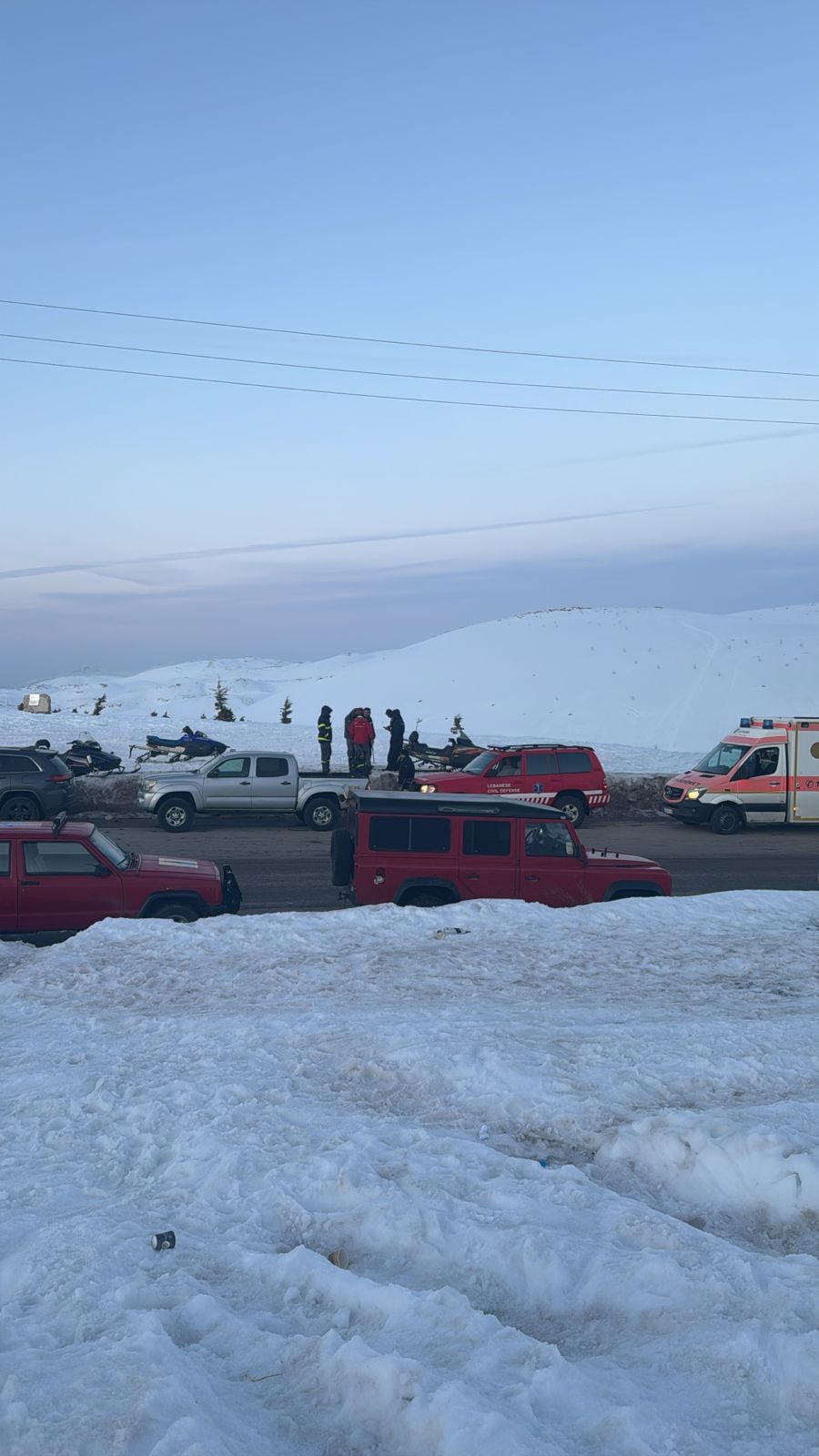 عالقون على جرفٍ ثلجي… الدفاع المدني ينقذ شبّان في  كفردبيان (صور)