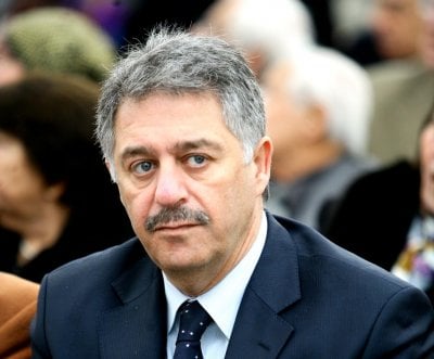 السفير الفلسطيني السابق ملاحَق بمذكرة دولية
