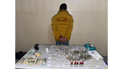 من خلف مقود سيارة أجرة... 