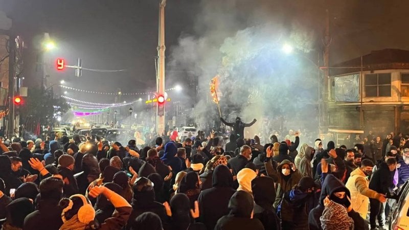 مقتل مدّعٍ عام حرقاً خلال احتجاجات إيران… وتحذير من النزول إلى الشوارع