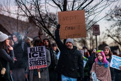 مقتل امرأة يشعل الشارع الأميركي… والديمقراطيون يصعّدون بوجه إدارة ترامب