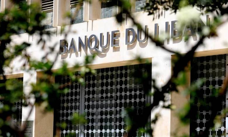 رفع يده وقال 