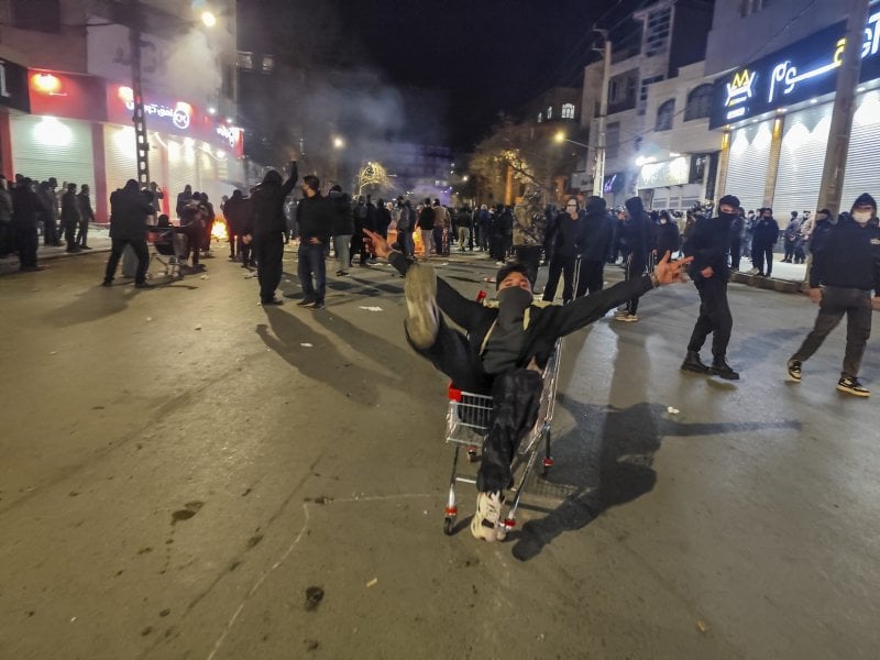 النيران تطال مسجدًا في إيران… شغب ليلي وروايات متناقضة