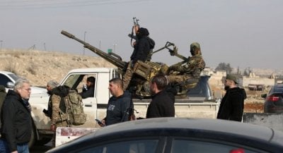 على الهواء مباشرة… دبابة تابعة للقوات الحكومية تدهس صحافياً في حلب