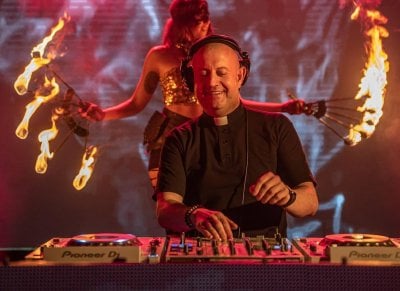 بعد عاصفة الاعتراضات على حفلة “الكاهن الـDJ” في بيروت... قرارٌ قضائي حاسم!