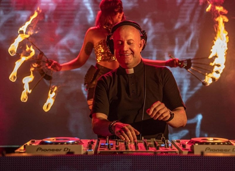 بعد عاصفة الاعتراضات على حفلة “الكاهن الـDJ” في بيروت... قرارٌ قضائي حاسم!