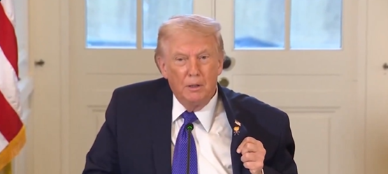 "ترامب السعيد" يسرق الأضواء خلال اجتماع رسمي في البيت الأبيض