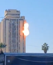 مسيّرة تستهدف مبنى محافظة حلب أثناء مؤتمر صحافي رسمي (فيديو)