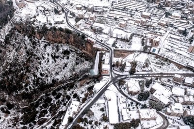 بعد الاستراحة القصيرة… منخفض جوي قارس يطرق الأبواب: الثلوج حاضرة بقوة والثلاثاء الأخطر!
