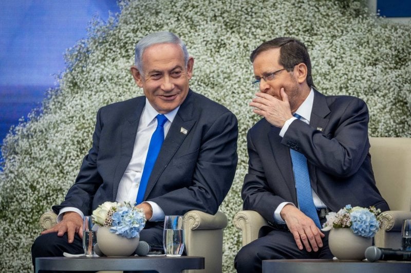 عفو مقابل الرئاسة... رجل أعمال يكشف صفقة سياسية في إسرائيل