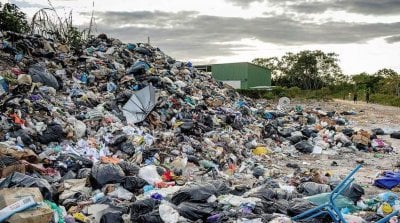 مأساة في الفلبين... انهيار مكب نفايات يدفن عمالًا ويخلّف قتلى ومفقودين