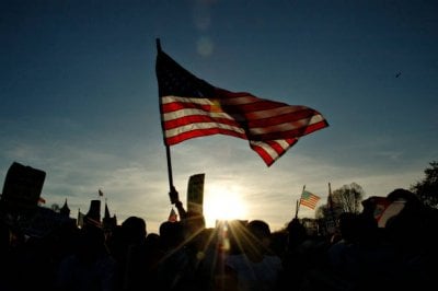 من روسيا إلى الشرق الأوسط... حظرٌ أميركي يطال عشرات الدول