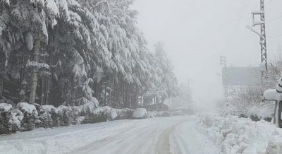 الثلوج والأمطار تعرقل السير… طرقات مقطوعة وتحذير للسائقين (فيديو)