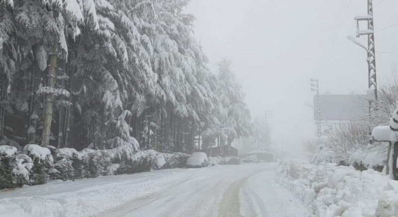 الثلوج والأمطار تعرقل السير… طرقات مقطوعة وتحذير للسائقين (فيديو وصورة)