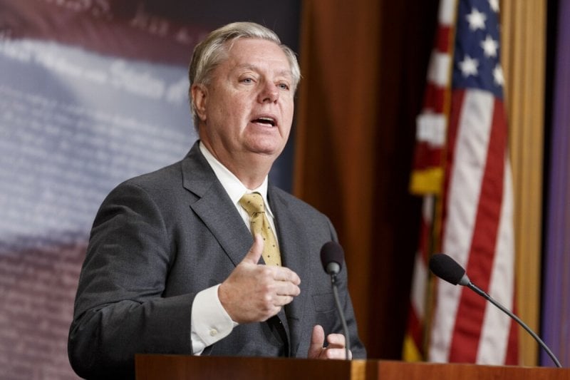 غراهام يكشف سيناريو إسقاط إيران: هجمات عسكرية وإلكترونية و"لا قوات برية"