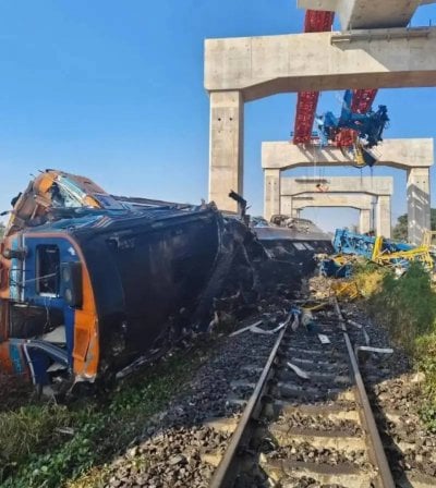 قتلى وجرحى في تايلاند… انهيار رافعة على قطار ركاب