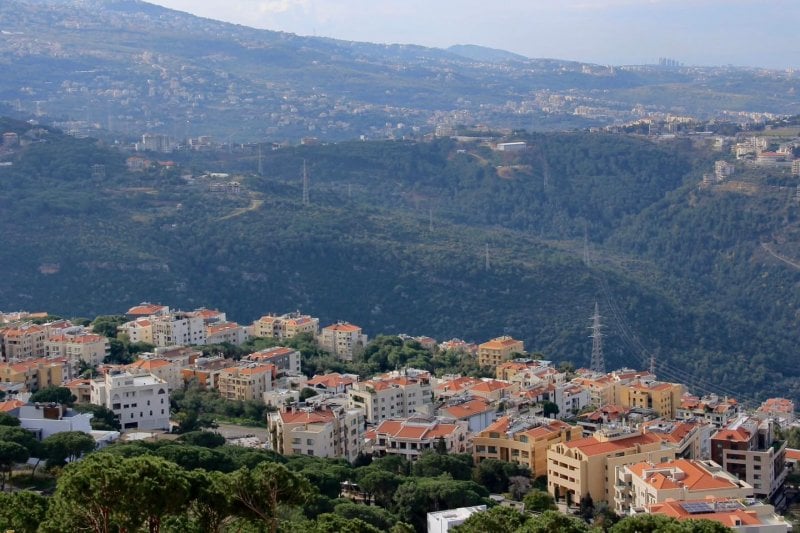 فضيحة من العيار الثقيل تدقّ أبواب المتن… ما كان يحصل داخل مركز تجاري صادم!
