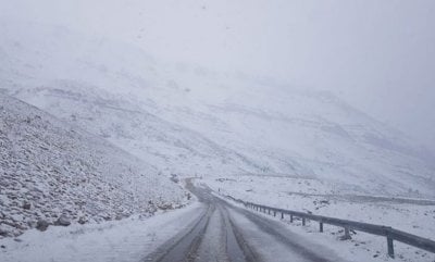 مع اشتداد العاصفة… تحذيراتٌ وإرشادات مرورية مشدّدة للسائقين!