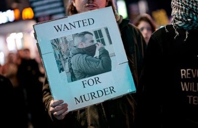 بـ 10 الاف دولار… ملياردير يدعم عنصر هجرة متورّط في مقتل امرأة
