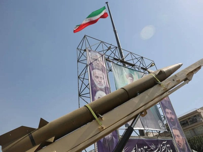 تصعيد إقليمي خطير… طهران تهدد والولايات المتحدة تُخلي قواعد