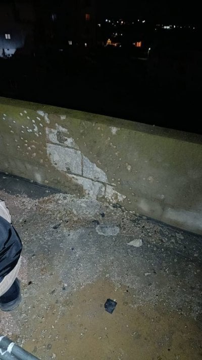 في ياطر… مسيّرة إسرائيلية تُلقي قنبلة على سطح أحد المنازل (فيديو)