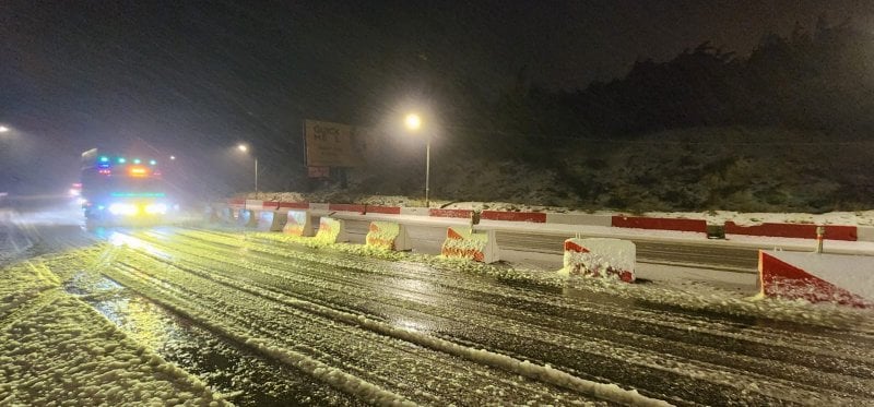 مشاهد من العاصفة… ثلوج تقطع الطرق ورياح تعصف ببيروت (فيديو)