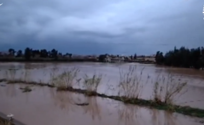 ليل عاصف يغرق سهل عكّار… ومياه النهر الكبير تقتحم المنازل