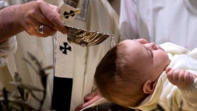 تيكتوكر شهير يُعمّد طفليه بعيدًا عن الكنيسة… موقف 