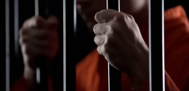 تمارس فعلًا جنسيًا مع أحد السجناء… حارسة سجن بريطانية خلف القضبان