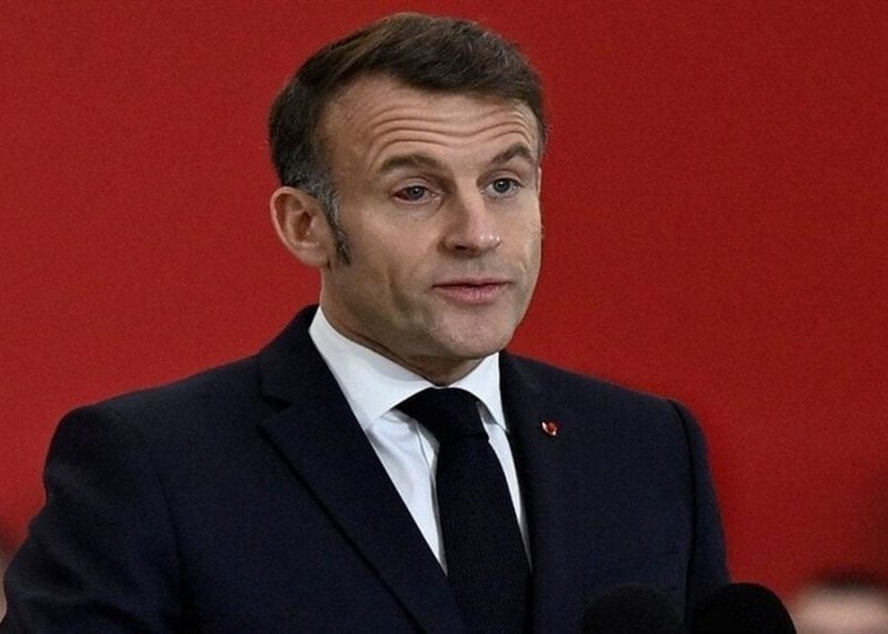 "عين النمر" تطل من الإليزيه… ماكرون يخفي إصابته بنظارات شمسية (فيديو)