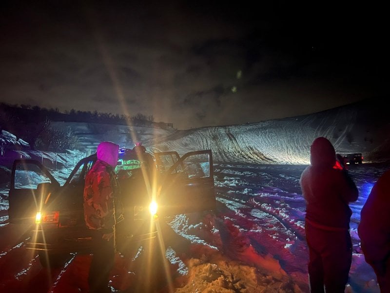 الدفاع المدني ينقذ عائلة احتجزتها الثلوج على طريق جرد نيحا – الفرزل