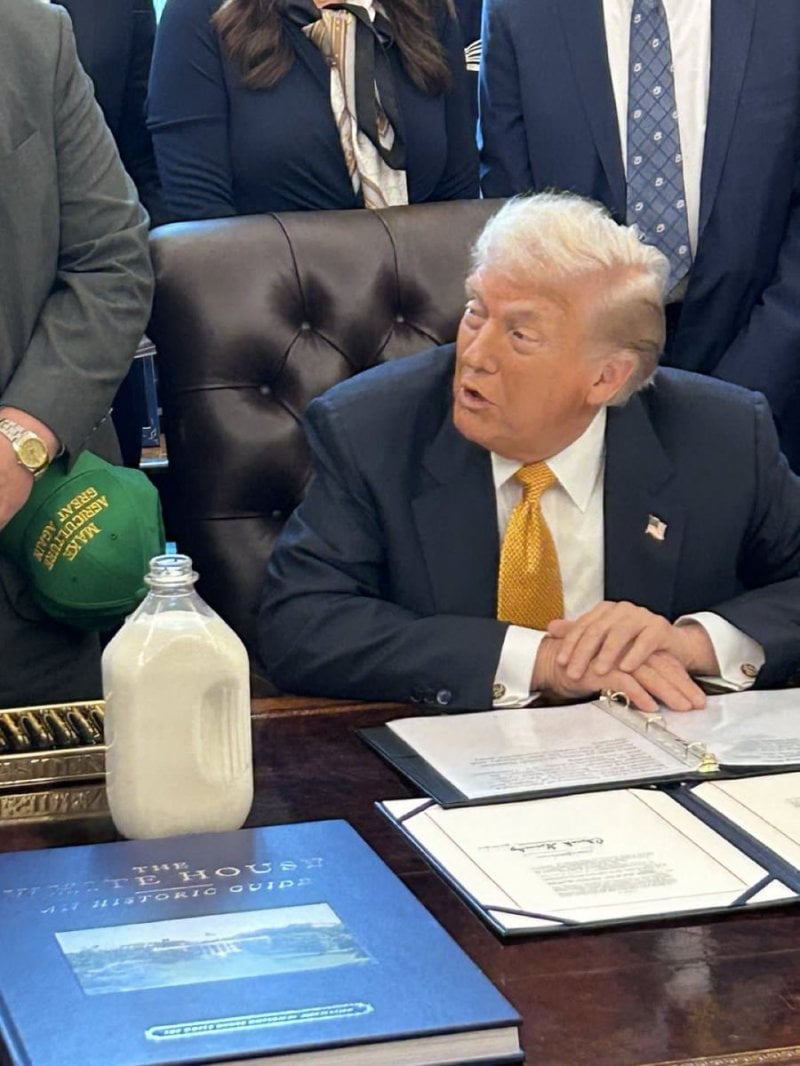 زجاجة حليب على مكتب ترامب ... والسبب؟