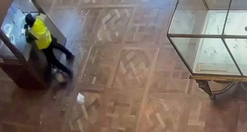 أقل من 4 دقائق… لقطات صادمة من عملية "سرقة اللوفر" (فيديو)