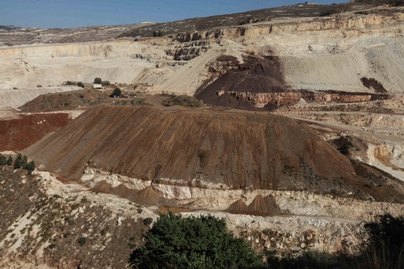 تعميم قضائي يجمّد التلاعب بتراخيص المقالع والكسارات