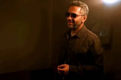 من داخل السجن... فضل شاكر حاضر على وسائل التواصل!
