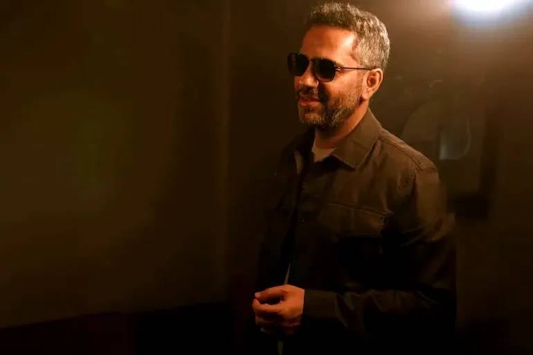 من داخل السجن... فضل شاكر حاضر على وسائل التواصل!
