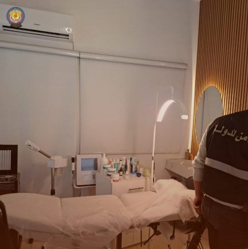 بالشمع الأحمر... "الأمن" يقفل مركز تجميل غير مرخّص في منزل سكني