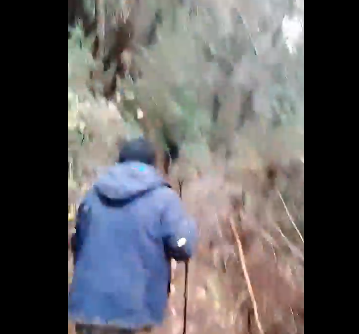 ضلّ طريقه أثناء ممارسة رياضة المشي الجبلي… الدفاع المدني ينقذ سبعينيًا (فيديو)