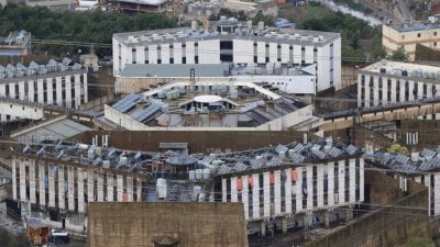 في ظلّ الاكتظاظ وغياب المحاكمات.. سجين في رومية ينهي حياته!