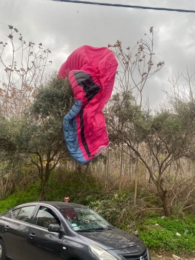 كارثة كانت على بُعد أمتار… طيران شراعي خارج السيطرة فوق جونية ومصير طيّار مجهول! (فيديو)
