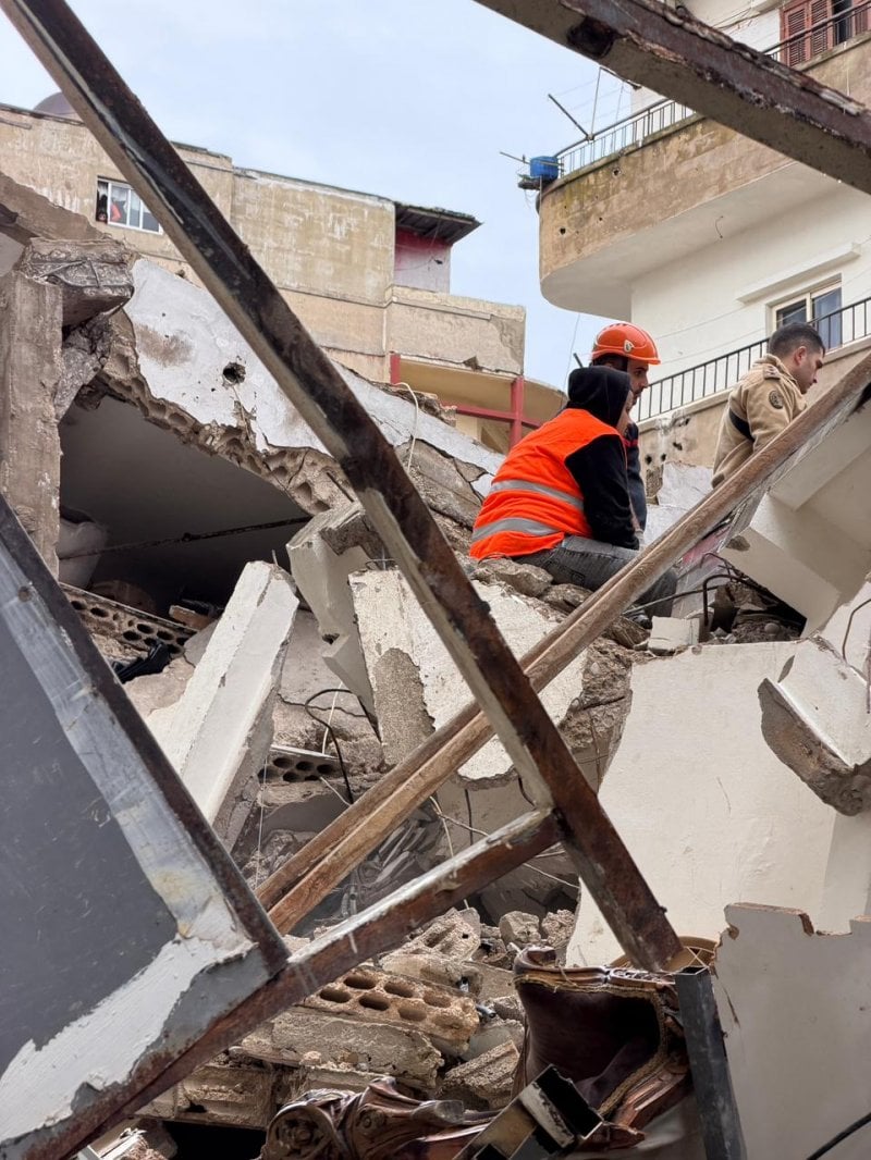 سباق مع الوقت تحت الأنقاض … اقارب العائلة المنكوبة ينتظرون معجزة في القبة!
