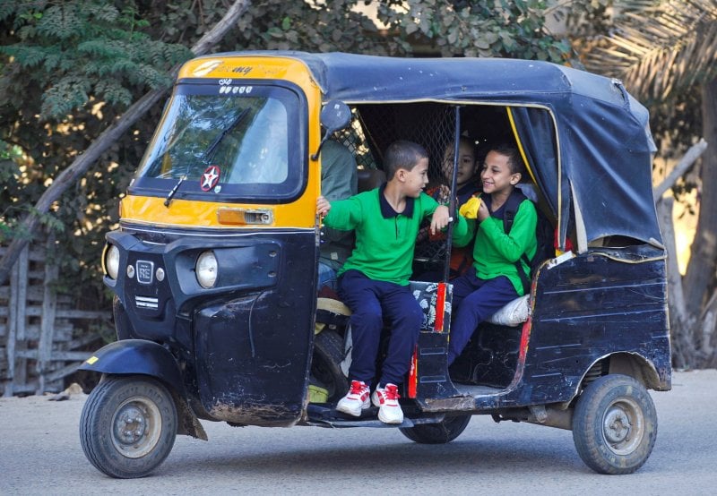 قطاع النقل على صفيح ساخن... دعواتٌ لوقف استيراد "التوك توك"