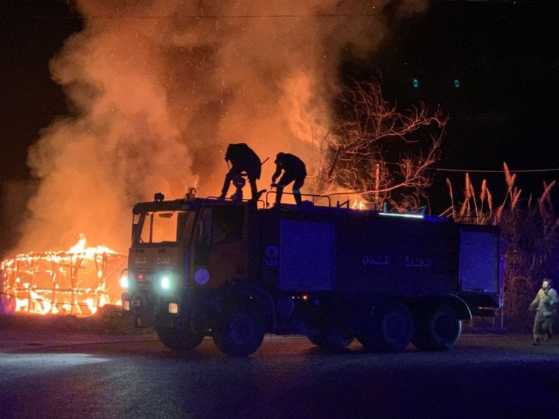 حريق ضخم في مخيمات نازحين بمدنية صور… والدفاع المدني يتدخل! (صورة وفيديو)
