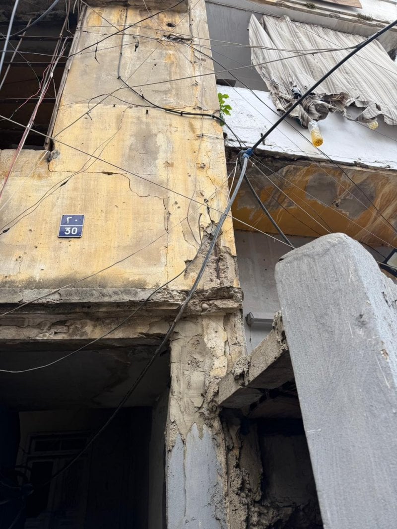 بالفيديو: خطر يتربّص بالقبة… مبانٍ مجاورة مهدّدة بالسقوط قرب موقع الانهيار