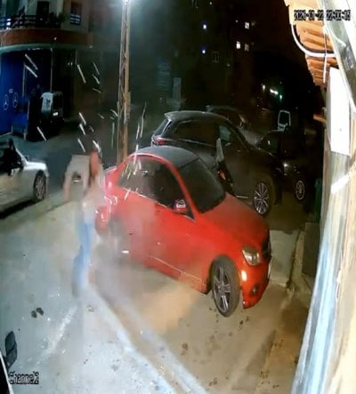 فيديو يوثّق لحظة الرعب... جريمة قتل داخل مقهى تهزّ جنوب لبنان!
