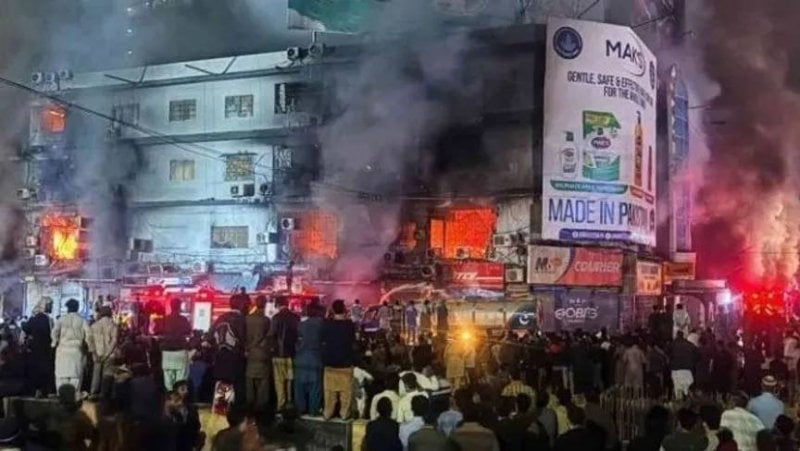 بعد أيام من الكارثة… ارتفاع حصيلة ضحايا حريق مركز تجاري في باكستان