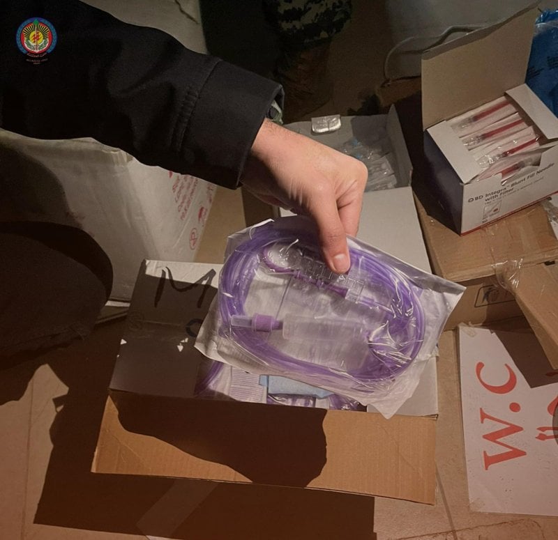 تحت عنوان العمل الخيري… "الأمن" يداهم مستوصفًا ويضبط 30 ألف علبة دواء مهرّبة