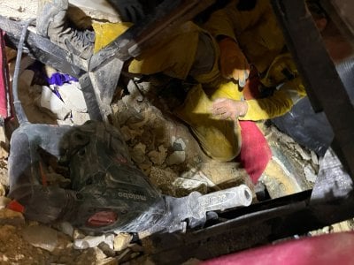 بالفيديو والصور: عمليات البحث والإنقاذ مستمرة في موقع انهيار المبنى في القبة