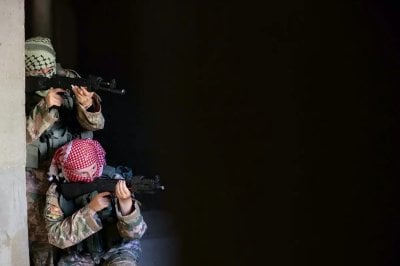 هل سمعتم عن “الوحدة الحمراء”؟ مقاتلات يُقلّدن أساليب حماس وحزب الله